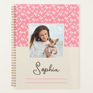 Planificateur avec papillons rétro et photos.