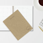 Planificateur de couverture rigide à revêtement la<br><div class="desc">Mettez à niveau votre jeu d'entreprise avec notre Planner à couverture rigide à base de spirale, conçu pour ceux qui apprécient le style et la fonctionnalité. Ce planificateur est doté d'un motif de texture bois sur la couverture et de caractéristiques de personnalisation. Ce planificateur est idéal pour les professionnels, les...</div>