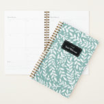 Planificateur de l'année et du nom Turquoise esqui<br><div class="desc">Commencez votre année sur le pied droit avec ce planificateur hebdomadaire et mensuel personnalisé et chic avec un motif de branches feuillues blanches dessinées à la main et de petites fleurs sur un arrière - plan bleu turquoise vieilli. N'oubliez pas de customiser le front avec l'année et le nom de...</div>