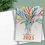 Planificateur de l'arbre de vie personnalisé 2023<br><div class="desc">Ce planificateur unique est décoré d'un arbre de vie aux couleurs vives sur un arrière - plan gris pâle. Le design original a été réalisé en mosaïque à l'aide de minuscules morceaux de verre aux couleurs vives. Customisez-le avec votre nom et votre année. Pour modifier davantage, utilisez l'outil de conception...</div>