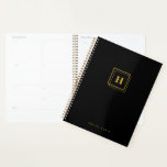 Planificateur d'entreprise personnalisé pour les é<br><div class="desc">Planificateur professionnel noir avec monogramme d'accent or. Idéal pour l'embarquement,  l'organisation du personnel ou le don d'entreprise. Personnaliser avec un nom ou un titre. Idéal pour les commandes de bureau en vrac ou les fournitures d'équipe.</div>