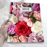 Planificateur floral annuel avec fleurs roses et r<br><div class="desc">Joli planificateur floral avec une photo de fleurs luxuriantes,  dont des pivoines et des roses en blanc,  rose et lavande. Parfait pour tous ceux qui aiment un look maximaliste avec de belles fleurs aux couleurs féminines et relaxantes. Cherchez "peonies" dans ma boutique pour voir les articles de coordination.</div>