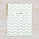 Planificateur géométrique moderne Mint Green Motif<br><div class="desc">Carnet de planificateur personnalisé avec motif zig zag/chevron vert menthe pastel et nom personnalisé.</div>