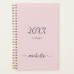 Planificateur minimaliste 2023 Monogramme rose pou<br><div class="desc">Agenda personnalisé 2023 ou de n'importe quelle année, minimaliste, féminin, simple, rose blush propre avec monogramme, nom ou signature personnalisé. Ce design présente votre prénom dans une jolie typographie à la main avec des fioritures (ou calligraphie) sur un fond rose poussiéreux ou rose blush pastel clair. Ceux-ci sont faciles à...</div>