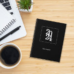 Planificateur minimaliste simple et élégant noir e<br><div class="desc">Simple Elegant Noir et Blanc Minimalist Planner est parfait pour des utilisations quotidiennes, des employés de bureau, des planificateurs d'événements, ou pour tout usage professionnel et personnel. Son design est élégant, minimaliste, simple, élégant, moderne et parfait look d'entreprise. est livré avec une année et nom personnalisable, une façon parfaite de...</div>