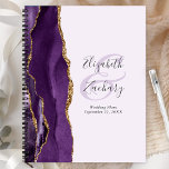 Plans de Mariage Agate Geode Purple Gold Lavender<br><div class="desc">Cet élégant wedding planner moderne présente une aquarelle violette décorée de parties scintillant en faux or. Customisez facilement le texte gris fusain sur un arrière - plan lavande pâle, avec les noms de la mariée et du marié en calligraphie manuscrite sur une grande esperluette. Ajoutez le titre et la date...</div>