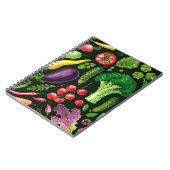 Plantaardige kruiden en tuinoogst op zwart notitieboek (Linkerzijde)