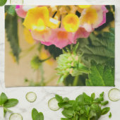 Plante rose et jaune de serviette de cuisine de (Plié)