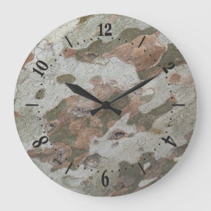 Plantenboomcamouflage ziet er uit op een schuurpat grote klok