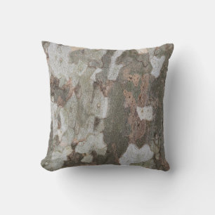Plantenboomcamouflage ziet er uit op een schuurpat kussen