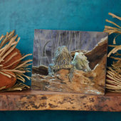 Plaque avec deux lézards curieux (Côté)