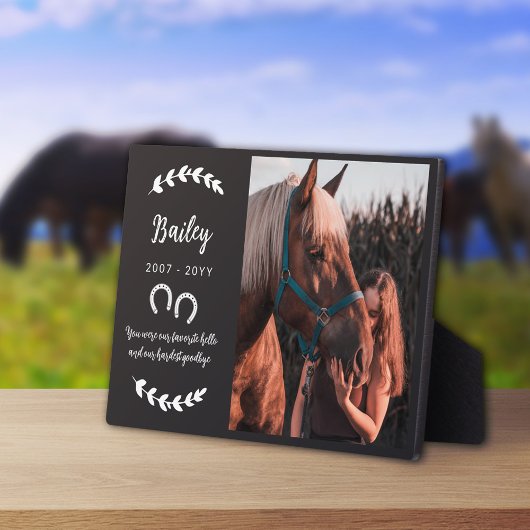 Plaque commémorative de cheval avec verdure et fer