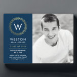 Plaque de graduation de la couleur de couronne cla<br><div class="desc">Cette plaque avec chevalet fait un grand souvenir pour commémorer cette étape spéciale. Conception par © berryberrysweet. Visitez notre site Web à l'adresse www.berryberrysweet.com pour obtenir des articles assortis et plus d'options de conception!</div>