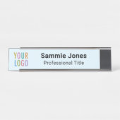 Plaque de nom de bureau bleu clair 2x8 avec logo d (Devant)