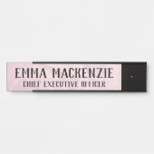 Plaque de nom de porte suspendue en marbre rose (Devant)
