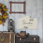 Plaque De Porte Agritourisme Floral Custom Année de création<br><div class="desc">Ce panneau présente un motif floral illustré à numériquement main sur un arrière - plan beige neutre. Customisez facilement ce panneau à l'aide de la fonction de personnalisation. Parfait pour les cadeaux de mariage,  les premiers cadeaux de Noël pour les couples ou les ménagères.</div>