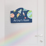 Plaque De Porte Boys Cute Rocket Ship Space Cartoon Enfants Nurser<br><div class="desc">Ce joli panneau de porte pour garçons sur le thème de la galaxie présente un dessin animé de paquebot avec étoiles,  planètes,  astronaute et lune,  et peut être personnalisé avec votre nom de garçon. Parfait pour les enfants amateurs d'espace. Décor pour une chambre pour enfants ou une garderie !</div>
