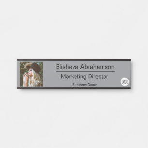Plaque de porte de bureau grise avec photo