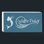 Plaque de sirène d'eau pour bébé<br><div class="desc">Tout le monde connaît un bébé à eau,  peut-être qu'ils sont une sirène,  peut-être qu'ils aimeraient juste qu'ils soient. Changez la couleur de l'arrière - plan pour correspondre à votre humeur.</div>
