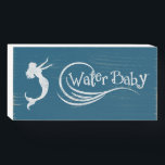 Plaque de sirène d'eau pour bébé<br><div class="desc">Tout le monde connaît un bébé à eau, peut-être qu'ils sont une sirène, peut-être qu'ils aimeraient juste qu'ils soient. Changez la couleur de l'arrière - plan pour correspondre à votre humeur.</div>