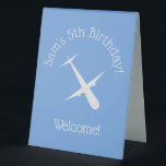 Plaque De Table Avion sur Blue Personnalisé Birthday Kids Pilote<br><div class="desc">L'oeuvre comprend un dessin d'avion et une phrase personnalisable pour annoncer la personne et l'âge de l'anniversaire, ou un autre message qui correspond le mieux à votre célébration. Qu'il s'agisse d'un message de bienvenue pour vos invités d'arrivée, de fournir des indications pour la salle où se déroulera la fête, ou...</div>