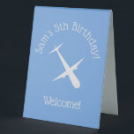 Plaque De Table Avion sur Blue Personnalisé Birthday Kids Pilote<br><div class="desc">L'oeuvre comprend un dessin d'avion et une phrase personnalisable pour annoncer la personne et l'âge de l'anniversaire, ou un autre message qui correspond le mieux à votre célébration. Qu'il s'agisse d'un message de bienvenue pour vos invités d'arrivée, de fournir des indications pour la salle où se déroulera la fête, ou...</div>