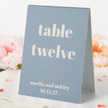 Plaque De Table Bold Dusty Blue Retro Numéro de mariage personnali<br><div class="desc">Gras Minimaliste Dusty Bleu Automne Rétro Simple Personnalisé Mariage Numéro de table Tente Signal</div>