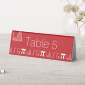 Plaque De Table Ça S'Additionne sur un Présentoir de Table Cerise (En SItu (Tableau))