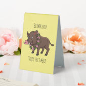 Plaque De Table Caricature mignonne sanglier et fleurs (In SItu (Mariage))