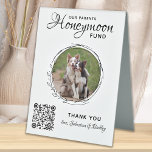 Plaque De Table Chien Mariage animal de compagnie photo Honeymoon<br><div class="desc">Laissez votre meilleur chien être en charge de votre lune de miel avec ce panneau personnalisé photo lune de miel signe fonds. Parfait pour les amoureux de les chiens, et un fonds de lune de miel chien sera un succès à votre mariage. Simple blanc moderne avec des feuilles d'eucalyptus botaniques...</div>