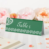 Plaque De Table Cœurs Paisley Sucrés sur un Panneau de Table Vert (In SItu (Mariage))
