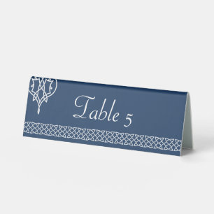 Plaque De Table Cœurs Tissage Celtique sur un Présentoir de Table