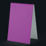 Plaque De Table Conception avec un fond violet époustouflant et bl<br><div class="desc">Imaginez que vous entrez dans un événement où chaque détail parle de sophistication,  de chaleur et de conception réfléchie. Lorsque les invités prennent leur siège,  leurs yeux sont attirés par un présentoir de table magnifiquement conçu - pas seulement un marqueur,  mais un conteur.</div>