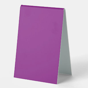 Plaque De Table Conception avec un fond violet saisissant et blanc