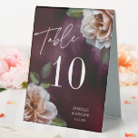 Plaque De Table Dark   Moody Rustic Floral Mariage Numéro de table<br><div class="desc">De belles fleurs peintes sur un arrière - plan foncé peint, associées à une typographie élégante, donnent à cette carte de numéro de table mariage un style foncé, maussade et romantique. Modifiez simplement le modèle avec votre nom, date, numéros de table, et choisissez n'importe quelle option. Cette conception est recto-verso...</div>