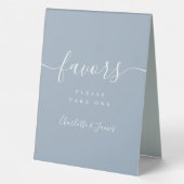 Plaque De Table Dusty Bleu Élégant Script Mariage Faveurs Table (Verso)