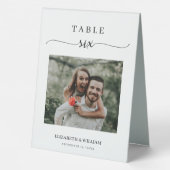 Plaque De Table Élégance Script Photo Mariage Numéro de table Six (Verso)