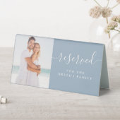 Plaque De Table Élégant Mariage photo bleu Dusty Script réservé (En SItu (Tableau))