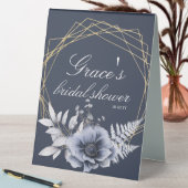 Plaque De Table Élégant Script Floral Dusty Fête des mariées bleue (En SItu (Tableau))