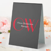 Plaque De Table Élégant Unique Gris Rouge Gras Texte Monogramme (In SItu (Mariage))