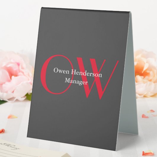 Plaque De Table Élégant Unique Gris Rouge Gras Texte Monogramme (In SItu (Mariage))