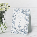 Plaque De Table Élégante toile Florale Bleue Française Gravée<br><div class="desc">Elégant et orné vintage bleu et blanc toile de jouy arrière - plan motif avec fleurs exotiques, vignes et feuillage entrelacés de guirlandes et paniers de roses avec étiquette sculpté sur mesure, élégant script graphique, bouquet floral et champ de texte modifiable pour votre numéro de table. Magasinez les produits correspondants...</div>