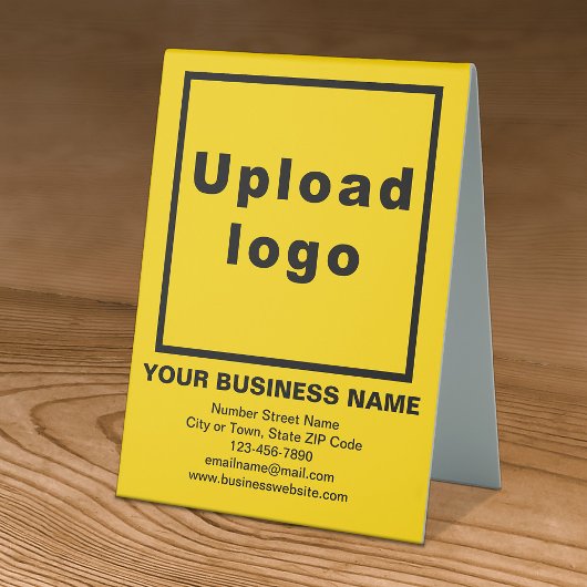 Plaque De Table Enseigne de marque commerciale sur table jaune