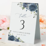 Plaque De Table Fleurs bleues de la Marine, Vert, Boho, Nombres de<br><div class="desc">Ajoutez une touche personnelle à votre célébration de la douche nuptiale avec ces objets de fête élégants et mémorables ! Le design présente des fleurs d'aquarelle bleu marine et de la verdure sur l'arrière - plan blanc.</div>