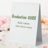 Plaque De Table Graduation 20XX ajouter nom année école vert moder (In SItu (Mariage))