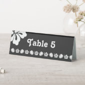 Plaque De Table Hibiscus Tropical dans un panneau de table noir (En SItu (Tableau))