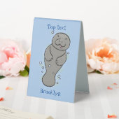 Plaque De Table Illustration d'un bébé lamantin mignon avec des bu (In SItu (Mariage))