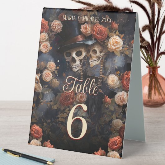 Plaque De Table Kissing Skeletons Mariage gothique Numéro de table (En SItu (Tableau))
