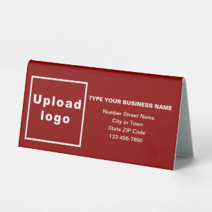 Plaque De Table Marque d'affaires sur la petite table rouge