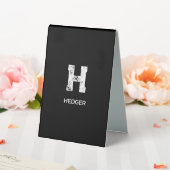 PLAQUE DE TABLE MINIMALIST WHITE ONE LETTER MONOGRAM NAME BLACK (In SItu (Mariage))